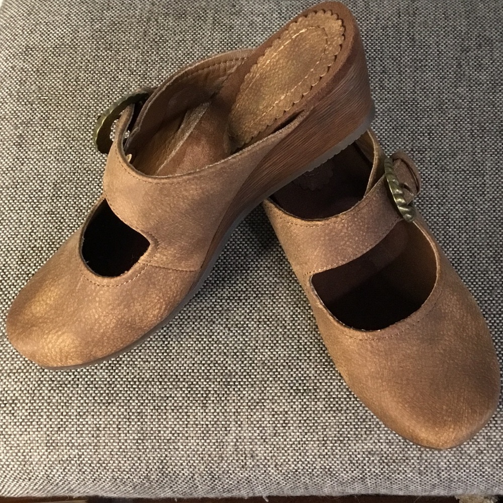 Bare traps Luna Mary Janes in a suede-like brown material, size 7 1/2M. - Picture 12 of 16